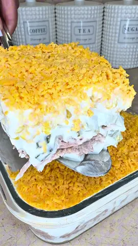 Очень вкусный Салат «Мимоза» по новому 😋🔥🔥👍 Рецепт:  Яйца -4шт  Маринованный огурец-3шт Банка Тунца -2 банки Лук -1шт Кукуруза -1банка Сыр -100гр Майонез#салат#салатик#рецепт#готовимдома#быстроивкусно 