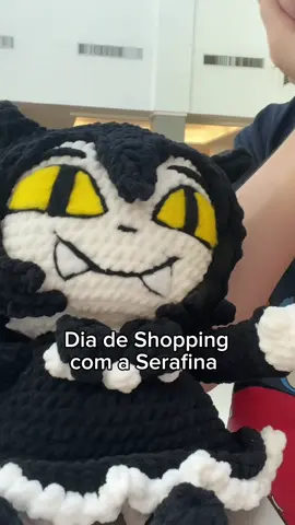 Dia de Shopping com a Serafina 🦇✨ . . . Muito obrigado @/ crochewithcat (Instagram) pelo trabalho MARAVILHOSO!! Sigam!! #quadrinhos #passeios #fypage #brasil