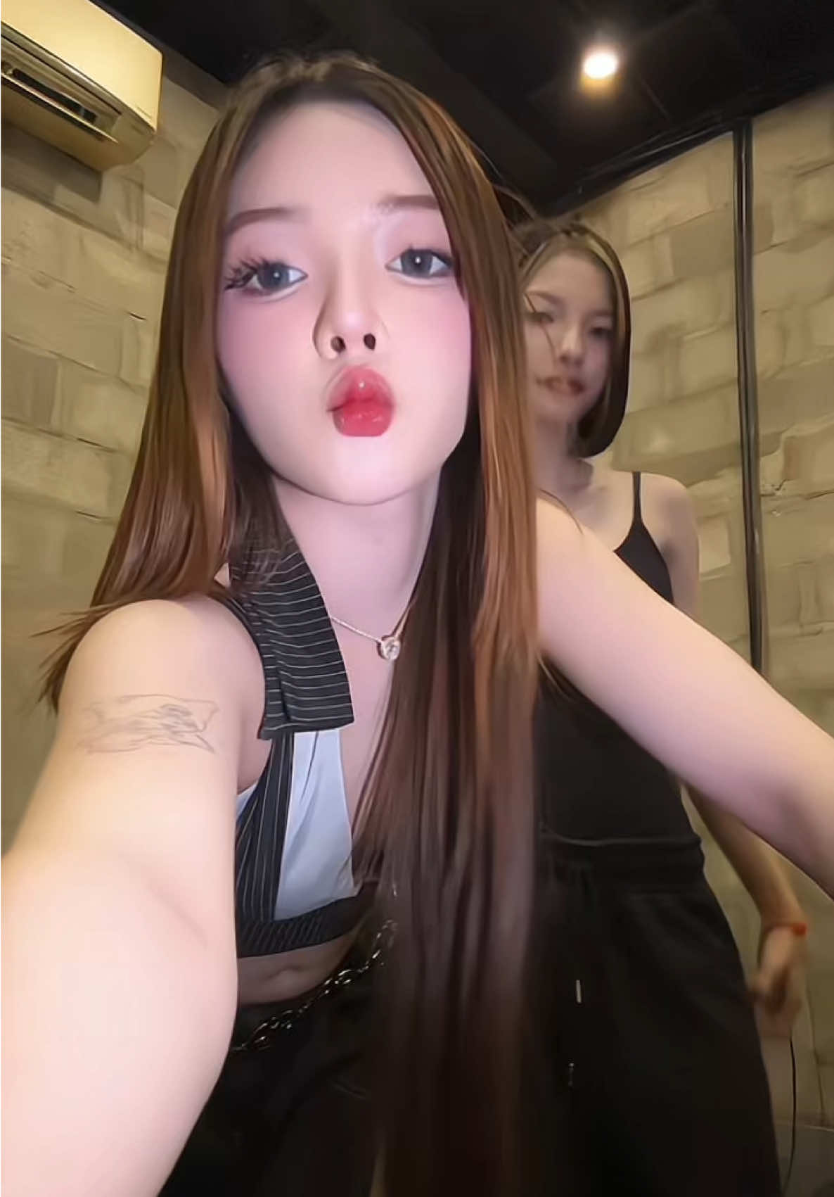 👭🏻