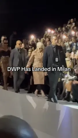 Miranda Priestly has arrived at the Dolce & Gabbana show this afternoon with art director Nigel Kipling and her new assistant played by Simone Ashley, in tow. Tap the link in our bio to read all of the details. 