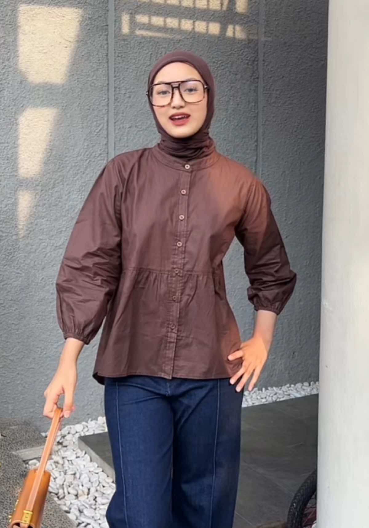 Mataku tak dapat terlepas dari kemejamuu HEHE🙈🤏🏻😍 #kenakankataluna #kemejawanita #kemejamurah #mahogany #fitchecks 
