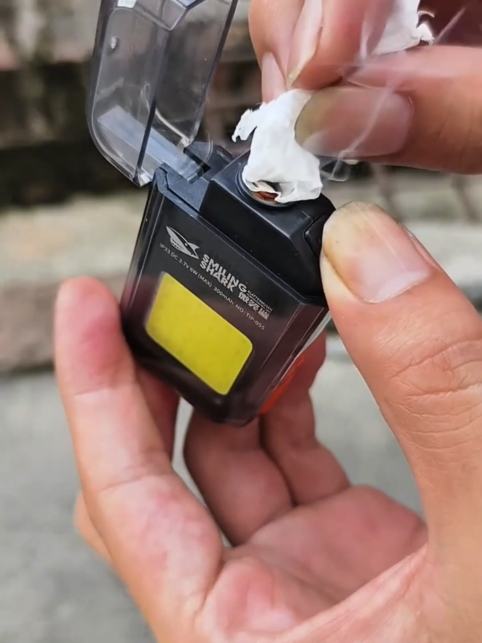 Esse isqueiro elétrico recarregável USB é simplesmente incrível. Ele não apaga com o vento, tem estrutura super resistente de metal e ABS! #IsqueiroEletrico #IsqueiroRecarregavel #IsqueiroUSB #acessorios 