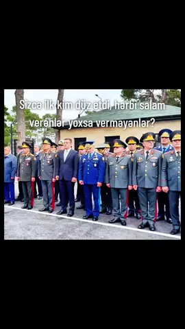 #fyp #Azerbaijan #QanunNəDeyir? Sosial şəbəkədə bu başlıqda video qabağıma çıxdı. Bəziləri dəqiq bilmədən səhv məlumat yazır. Əvvəlcə bilmək lazımdır ki, bu barədə Qanun nə deyir?  Ətraflı izahı aşağıda yazıram.  Azərbaycan Respublikası Silahlı Qüvvələrin Sıra Nizamnaməsində deyilir: 1. Sıra, hərbi qulluqçuların, bölmələrin və hissələrin piyada və
maşınlarda birgə hərəkəti üçün Nizamnamə ilə müəyyən edilmiş düzülüşüdür.  2. Cərgə, hərbi qulluqçuların biri o birinin yanında bir xətt üzərində düzüldüyü sıradır. Maşınlar xətti, maşınların biri o birinin
yanında bir düz xətt üzrə düzüldüyü sıradır. 17. Kolon, hərbi qulluqçuların, bölmələrin (maşınların) bir-birinin arxasında Nizamnamə, yaxud komandirin göstərişi ilə müəyyən edilmiş distansiyalarda düzüldükləri sıradır. 46. Paradlarda (mərasimlərdə) iştirak etmək üçün, eləcə də başqa hallarda bölmələr komandirin əmri ilə üç, dörd və daha çox
 ümumi kolona düzülə bilər. Belə hallarda, mərasim iştirakçıları boy sırası ilə düzülürlər. 47. Silahlı Qüvvələrin qoşun növlərinin və xüsusi qoşunların
hərbi hissələri və bölmələrinin düzülüşü, hərəkəti, istiqamətinin
dəyişdirilməsi və başqa hərəkətləri bu Nizamnamədə göstərilən komanda və üsullarla yerinə yetirilir.  21. Açıq sıra, bölmələrin ön boyu bir xətt üzrə bir cərgə, ya da
iki cərgə (maşınlar xəttində), kolonlar xətti sırasında, yaxud Nizamnamə, ya da komandirin təyin etdiyi intervalda düzülüşüdür.
 22. Açıq sıra yoxlamalar, baxışlar, paradlar (mərasimlər) keçirmək üçün və başqa hallarda tətbiq edilir. Azərbaycan Respublikası Daxili Xidmət Nizamnaməsində deyilir: 24. Azərbaycan Respublikasının və başqa ölkələrin Dövlət Himnləri ifa ediləndə sıradakı hərbi qulluqçular komanda verilməmiş 