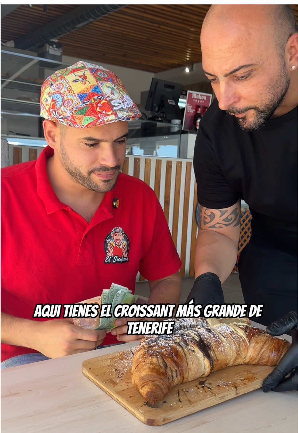 🥐✨ ¿El croissant más grande de Tenerife? En la Pastelería Duci en Candelaria y me animé a retarlos para que me prepararan su nuevo croissant XXL…en menos de un minuto! una auténtica locura! 🔥😜 Este croissant gigante no está en vitrina, solo se hace bajo pedido y puedes elegir el relleno que quieras: pistacho, Nutella, Kinder, Lotus, chocolate blanco y mucho más 🤤 Perfecto para compartir, celebrar cumpleaños o simplemente sorprender a tus amigos con el postre gigante más viral del momento. @Duci Tenerife  📍 Pastelería Duci – Av. Marítima, 33, Local 13, 38530 Candelaria, Santa Cruz de Tenerife. 👉 ¿Te atreves a probar el croissant gigante más brutal de la isla?