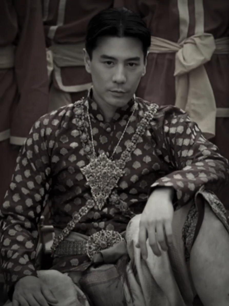 เรื่องที่30| เจ้าฟ้านเรนทร หลานรัก ในสมเด็จพระเจ้าอยู่หัวบรมโกศ ถึงขั้นพระเจ้าแผ่นดินทรงแต่งตั้งให้ “ทรงกรม” แม้ทรงผนวชอยู่ จนเกิดข่าวลือสะพัดว่า สมเด็จพระเจ้าอยู่หัวบรมโกศจะยกราชสมบัติแก่เจ้าฟ้ากรมขุนสุเรนทรพิทักษ์ เรื่องนี้ทำให้ พระเจ้าลูกยาเธอเจ้าฟ้ากรมขุนเสนาพิทักษ์ หรือ  “เจ้าฟ้ากุ้ง” ขณะนั้นเป็นเวลาค่ำ เจ้าฟ้ากุ้งลอบดักทำร้ายด้วยการฟันพระแสงดาบไปถูกจีวรขาด แล้วก็ทรงหลบหนีไป สมเด็จพระเจ้าอยู่หัวบรมโกศเห็นจีวรของเจ้าฟ้ากรมขุนสุเรนทรพิทักษ์ขาด ก็ตรัสถาม พระองค์จึงตอบว่า “กรมขุนเสนาพิทักษหล่อนหยอก” เรื่องนี้ทำให้สมเด็จพระเจ้าอยู่หัวบรมโกศทรงพิโรธหนัก... #สมัยอยุธยา #เจ้าฟ้ากุ้ง #พระเจ้าอยู่หัวบรมโกศ #เรื่องเล่า #สารคดีประวัติศาสตร์ไทย 