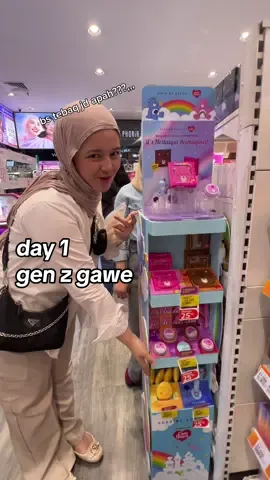 day 1 gen z bekerja sebagai SPG mewakili dear me beauty x we care bares WKWKWK😭🤍🤍 EHH tp kalian kalo mau nyoba nyoba bisa banget!!! di Guardian CP yaa baru available nyaah!!🧸❤️
