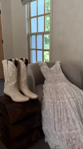 all in the details🤍 @Brooke #idahowedding #married #intimatewedding #mountains #thechickillos 