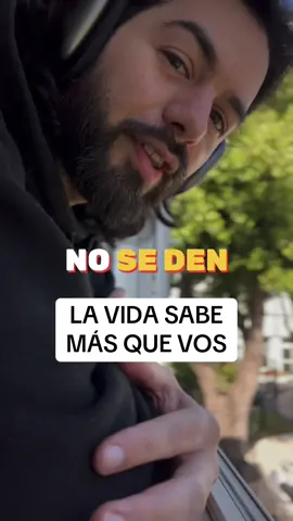 La vida ve lo que vos no.. Soltar no es rendirse, soltar es confiar. 👉 Si querés dejar de vivir en una mentira para empezar a vivir feliz, escribime al privado. Vivir en plenitud es más simple de lo que te contaron.
