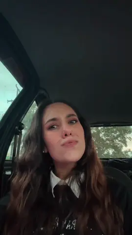 Ela tem pai, ela tem mãe e tem IRMÃ.#sister 