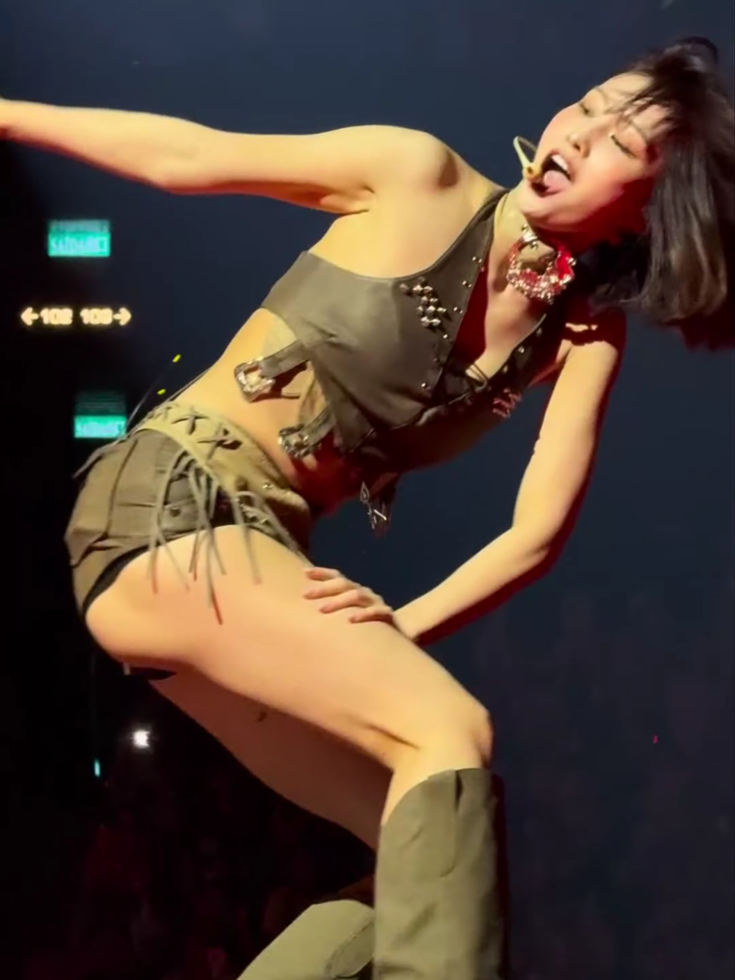 bet many politician already booking her schedule 🤤 #momo #hiraimomo #twice #kpop 