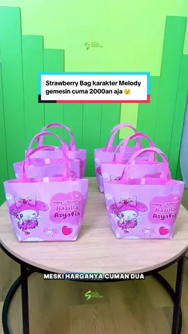 Strawberry Bag karakter Melody gemesin cuma 2000an aja! Kualitas jahitan rapi banget, size luas perfect buat snack ultah! Perekat aman bikin isi gak berceceran. Budget terbatas tapi mau pesta meriah? This is IT! Hemat maksimal, hasil optimal!  #hampersultah #souvenirultah #goodiebag  #souvenirulangtahun #fyp 