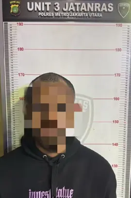 Polisi Tangkap Pelaku Pemerasan dan Penganiayaan di Parkiran Mall La Piazza Kelapa Gading Jakarta Utara – Aparat Polres Metro Jakarta Utara berhasil mengamankan seorang pria berinisial RBG (23) yang diduga melakukan aksi pemerasan disertai penganiayaan terhadap pengunjung di area parkir Mall La Piazza, Kelapa Gading. Kasat Reskrim Polres Metro Jakarta Utara, Kompol Onkoseno Grandiarso Sukahar, mengatakan peristiwa ini bermula ketika korban bersama rekannya hendak mengambil sepeda motor pada Minggu (21/9/2025) malam. Korban telah membayar tarif parkir resmi Rp5.000 per motor. Namun, pelaku meminta tambahan uang Rp10.000 per unit. “Korban menolak, lalu terjadi adu mulut. Pelaku mengambil pipa besi dari warung terdekat dan memukul korban hingga mengalami luka robek di kepala serta memar di beberapa bagian tubuh,” jelas Kompol Onkoseno, Sabtu (27/9/2025). Merasa terancam, korban melapor ke pihak kepolisian. Menindaklanjuti laporan tersebut, Tim Opsnal Jatanras Satreskrim Polres Metro Jakarta Utara segera melakukan penyelidikan. Tak butuh waktu lama, pelaku berhasil ditangkap di kawasan Kampung Karet, Sepatan, Kabupaten Tangerang. Polisi kini menahan pelaku bersama barang bukti untuk proses hukum lebih lanjut. RBG dijerat Pasal 368 KUHP tentang pemerasan dan/atau Pasal 351 KUHP tentang penganiayaan. Kompol Onkoseno menegaskan, pihaknya akan terus menindak tegas segala bentuk praktik premanisme di ruang publik. “Kami mengimbau masyarakat agar tidak ragu melapor jika menjadi korban pungutan liar atau tindak kriminal lainnya. Kepolisian berkomitmen memberikan rasa aman bagi warga,” tegasnya. (Ahm)  Polres Metro Jakarta Utara#Polda Metro Jaya#