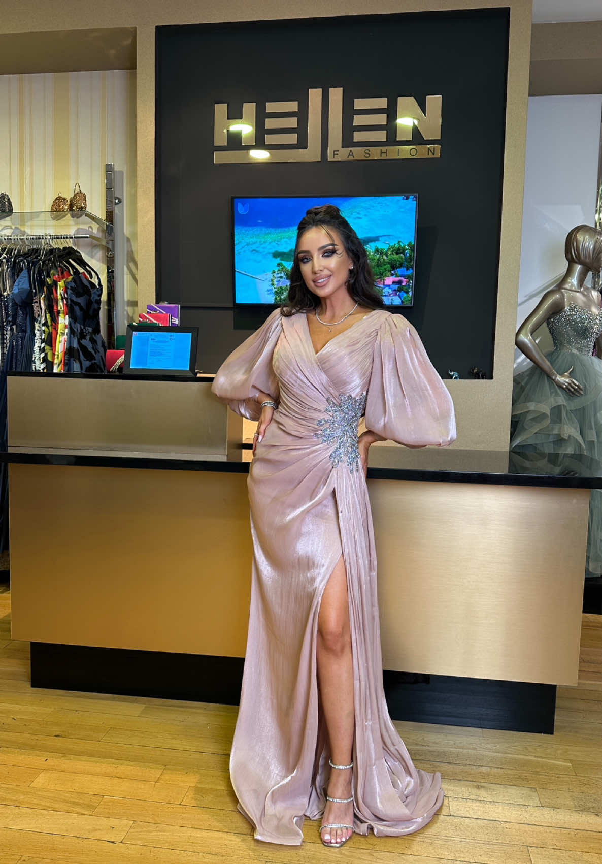 Roz pudră sau Fuchsia? Care este preferata ta?  La Hellen Fashion găsești mereu modele tot mai frumoase și mai deosebite. ❤️‍🔥⚜️ Eleganță, bun gust și calitate, într-o experiență de shopping pe care nu o vei uita. Magazinele noastre: • Parklake, parter, Bucureşti, Romania • Unirea Shopping Center, etaj 1, Bucuresti, Romania • Mega Mall, nivel 1 şi -1, Bucuresti, Romania • Iulius Mall, Suceava, Romania We love to make you shine •• #hellenfashion #choosetoshine 