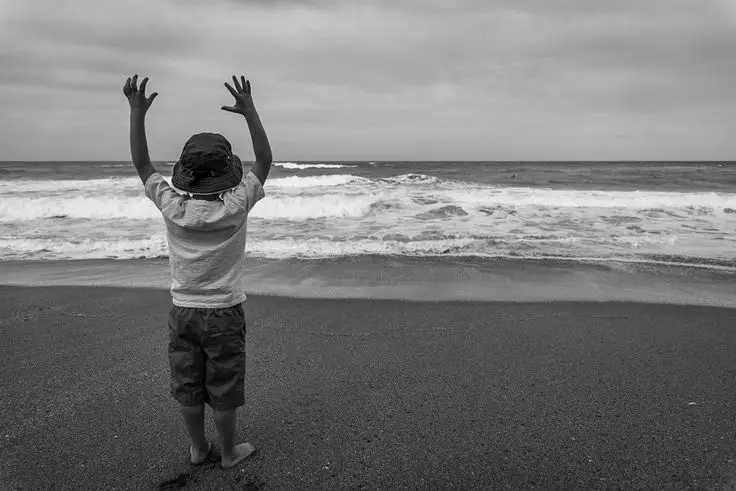 Có những lúc ta thấy mình như kẻ lữ hành đơn độc, đi mãi mà chẳng thấy điểm dừng. Trên vai là những gánh nặng vô hình, trong lòng là nỗi nhớ chẳng biết gọi tên. Mỗi ngày trôi qua như một vòng lặp quen thuộc, ta cười, ta nói, nhưng sâu thẳm chỉ muốn gào lên thật to. Người đời bảo “rồi sẽ ổn thôi”, nhưng đâu ai hiểu ta đã phải cố gắng đến nhường nào. Có những tổn thương không thể nói ra, chỉ có thể chôn chặt trong tim. Có những niềm tin đã vụn vỡ, dù muốn cũng chẳng thể ghép lại nguyên vẹn. Trưởng thành không phải là hết buồn, mà là biết cách buồn trong im lặng. Dẫu đôi khi mệt mỏi, ta vẫn phải bước tiếp. Vì chỉ khi tiếp tục đi, ta mới có thể tìm thấy một khoảng trời khác, nơi bình yên chờ ta sau bao giông tố.