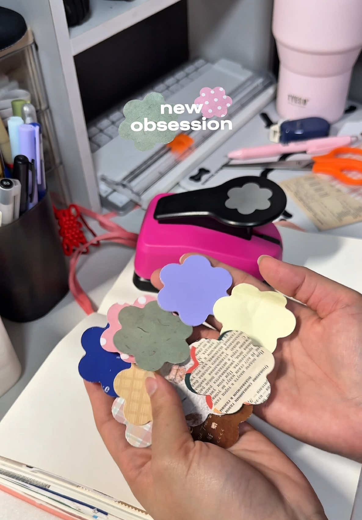 recently obsessed with this paper puncher 🥺💗 เห็นคนอื่น ๆ เล่นมานาน ในที่สุดก็ได้มาแล้ววว เลือกเป็นรูปดอกไม้มา คือน่ารักแบบสุด ๆๆๆๆๆ 😭🌸✨ เขียน journal สนุกขึ้น 300% 🤘🏻  #journaling #scrapbooking #junkjournal #stationery #journalwithme 