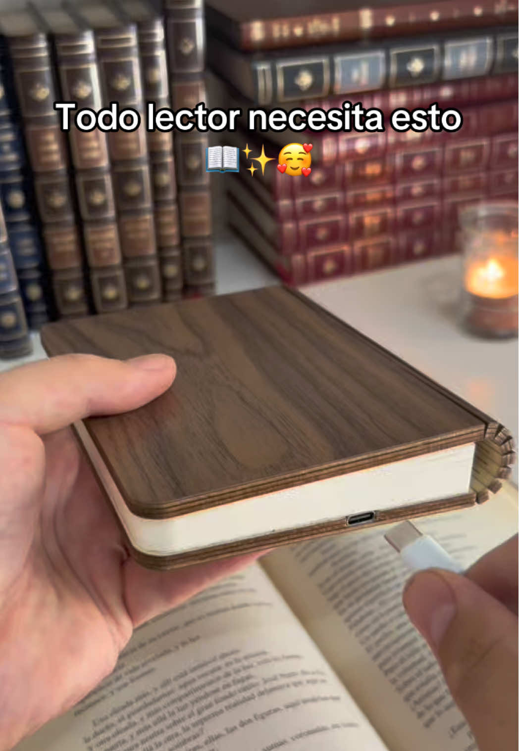 Acompaña tus lecturas de una buena luz que te permita leer tranquilamente tus libros favoritos 🥰. #books #libros #lampara #lectura #light Tus lecturas mejorarán muchísimo aplicando una buena iluminación, para ello os traemos esta impresionante lámpara con 3 diferentes colores que harán que tus lecturas pasen a otro nivel. Las luces han sido estudiadas científicamente para poder dar la mayor sensación antiestrés posible, creando un ambiente cálido y acogedor. 