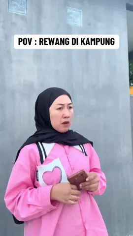 “Rewang di kampung emang selalu rame 🤭 Tapi kali ini bukan cuma suara ibu2 yang bikin heboh… gelang emasnya juga ikut bercahaya 😅✨ #P#POVEmakEmakR#RewangKampungE#EmakEmakSultanE#EmasBesarK#KehidupanKampung 