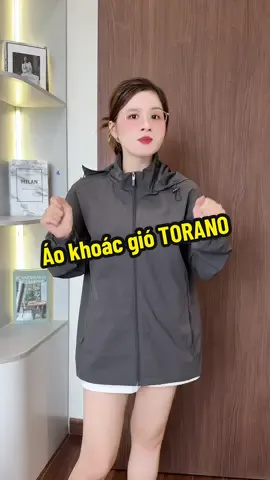 Áo khoác gió TORANO cản gió kháng nước siêu tốt cho các anh nha, form đẹp chất gió êm chiều da các anh ạ #torano #phuongsongsinh #phuongvinguyen #aokhoacgio #aokhoacnam 