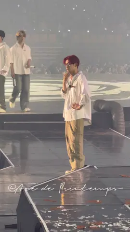 ファンが倒れてしまうのを心配して、かっこよく水を渡しに行くアイドルってどう？ 팬이 쓰러질까 봐 걱정하면서 멋지게 물을 건네러 가는 아이돌 어때? #beomgyu #ボムギュ #범규 #TOMORROW_X_TOGETHER #TXT 