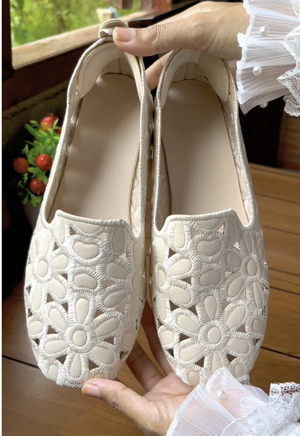 รองเท้าหนังแต่งดอกไม้ฉลุ งานจริงสวยมากกก #รองเท้าส้นแบน #รองเท้าส้นเตี้ย #รองเท้าแฟนชั่นผู้หญิง #รองเท้าแฟชั่น #รองเท้า #candyyaya 