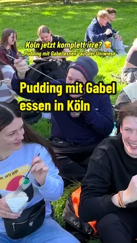 The Hype ist Reel. 😂 Der TikTok-Trend ist auch in Köln angekommen – heute hat auf der Kölner Uniwiese das erste „Pudding essen mit Gabel“-Event stattgefunden.  Wer war dabei??? 🍴  Das Ganze ist eine verrückte Idee, die in Karlsruhe angefangen und inzwischen schon mehrere andere Städte erobert hat. Einen tieferen Sinn? Gibt’s nicht wirklich. Und das kann in oft gar nicht mal so unbeschwerten Zeiten wie diesen ja auch mal ganz guttun. Außerdem ist es eine tolle – wenn auch bisschen irre – Gelegenheit für Gemeinschaftsgefühl – einfach mal zusammen was Schräges machen und ins Gespräch kommen. Was haltet ihr von dem Trend? . . . #köln #puddingessenmitgabel #uniwiese #cologne 