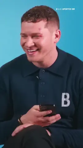 Eddie com a cintura mais safada, Oliver sendo o homem mais bonito que já existiu e ainda ficando tímido quando ouve isso... sério, como não amar esse elenco? 👀🔥 📲 Acompanhe aqui na @911updatesbr tudo sobre os bastidores e momentos hilários de 9-1-1! #911 #911updatesbr #OliverStark #RyanGuzman #Buddie