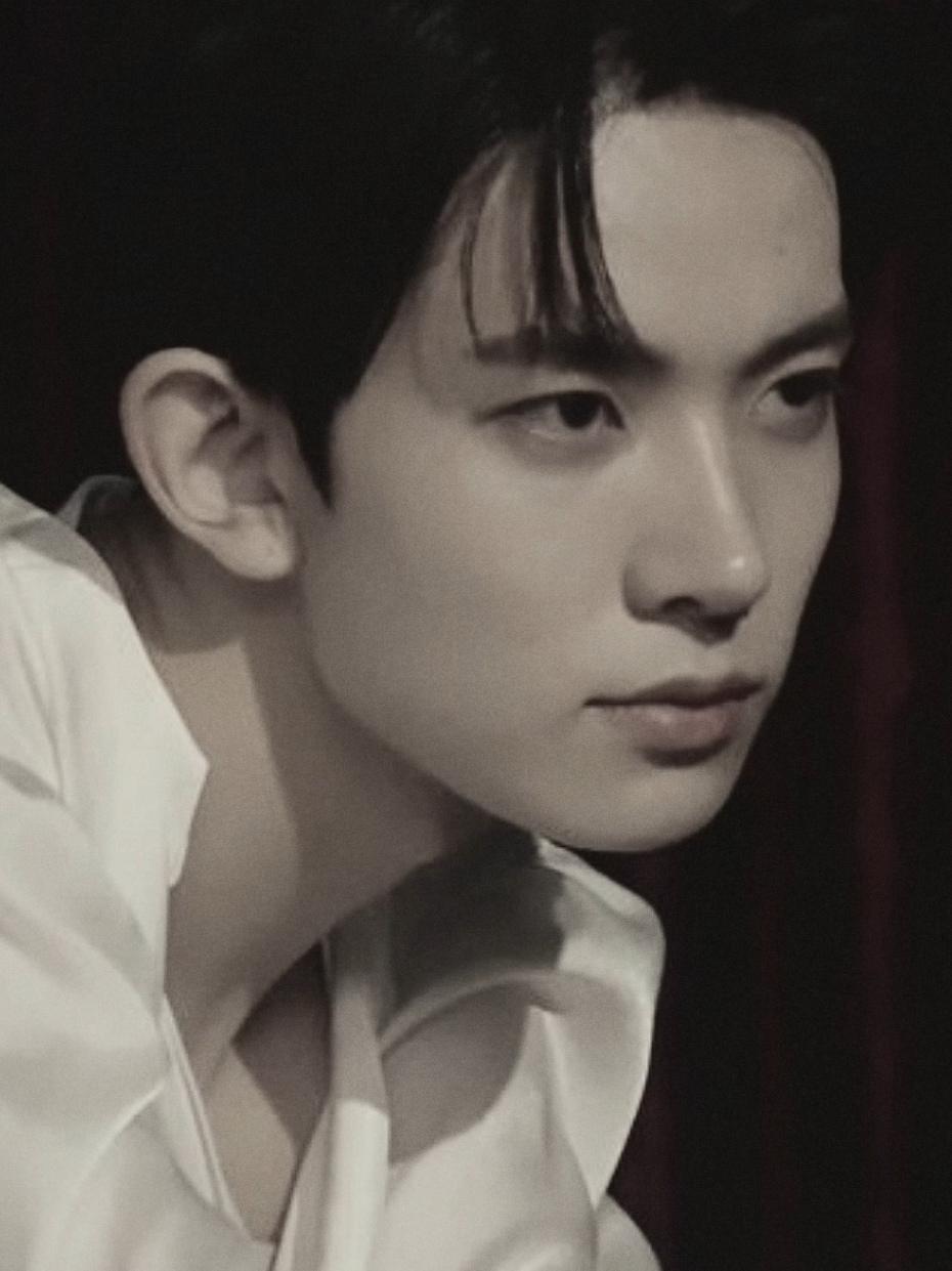 Aku terbangun merasakan sentuhan yang mengganggu. Mataku mengerjap mencoba menangkap objek samar yang ada di depan. Kamarku gelap, tetapi sinar lampu tidur masih dapat membantuku menangkap keberadaan seseorang. 