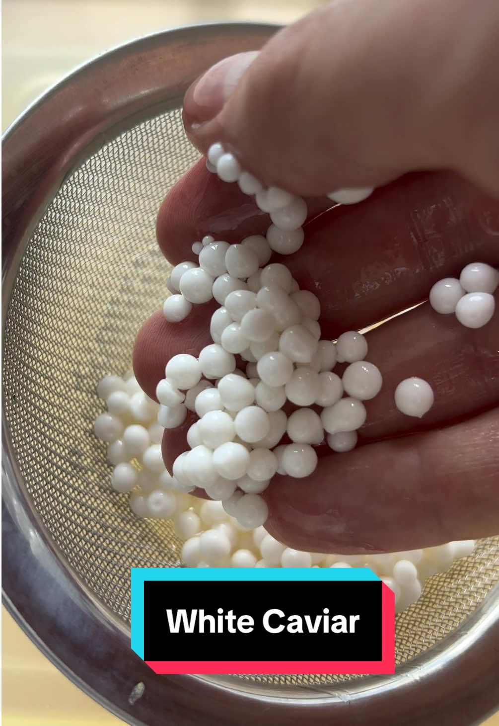 🤫Caviar de coco ! Recette cachée …révélée aujourd’hui 👨‍🍳🥥 !  👉 Sauvegarde-la recette pour pouvoir la refaire plus tard 💫 Ingrédients : 	•	50 ml de crème de coco (ou lait de coco riche) 	•	50 ml d’eau 	•	25 g de sucre 	•	1,5 g d’agar-agar 	•	250 ml d’huile de tournesol très froide (placée au congélateur au moins 30 min) ⸻ Préparation : 	1.	Refroidir l’huile : mets un bol d’huile neutre (tournesol) au congélateur au moins 30 minutes. 	2.	Préparer la base : dans une petite casserole, verse la crème de coco, l’eau et le sucre. Mélange bien. 	3.	Incorporer l’agar-agar : ajoute 1,5 g d’agar-agar en fouettant pour bien le dissoudre. 	4.	Chauffer : porte à ébullition 1 à 2 minutes pour activer l’agar-agar. 	5.	Former les perles : à l’aide d’une pipette ou seringue, fais tomber goutte à goutte le mélange chaud dans l’huile très froide. Les gouttes se solidifient en perles. 	6.	Rincer : récupère les perles avec une passoire fine et rince-les doucement à l’eau froide. 	7.	Conserver : garde-les au frais jusqu’au moment de servir. Tu veux que je partage encore plus de secrets de cuisine moléculaire ❓ #coco #recettefacile #molecularcuisine #caviar #desserts 