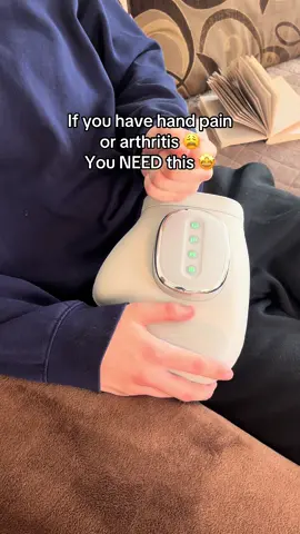 This hand massager takes care of inflammation and all kinds of hand pain 😍 #carpaltunnel #arthritis #handmassage #joints #fingermassage 