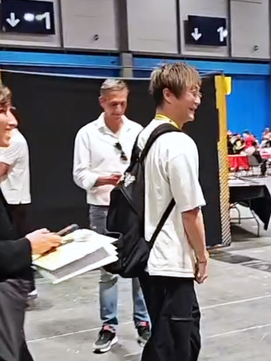 This happened last weekend at Japan Weekend, a con in which Kodaka-san was invited as a guest, we met a lot of #Danganronpa and Hundred Line cosplayers, and Kodaka-san was really nice with all of his fans, and this eventually happened🤣 Fun fact I was cosplaying Hajime Hinata and that moment was a fever dream for him🤣🤣 Two of the #NagitoKomaeda are @Shion 🦉 and @Nuria Kriqued !! I don't know if the third Komaeda has tiktok! #danganronpa2 #danganronpacosplay #nagitokomaedacosplay 