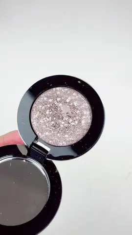 Make beauty metallic eyeshadow single #makebeauty #eyeshadow #metalliceyeshadow 