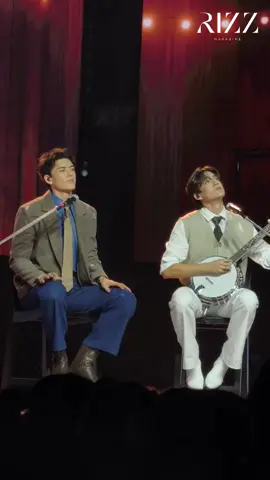เวอร์ชั่นนี้หวานมาก! “ #จอสกวิน ” กับบทเพลง ‘แก้มน้องนางนั้นแดงกว่าใคร’ ในแฟนคอน JOSS GAWIN INVINCIBLE FANCON วันแรก! #JossGawinFancon #JossGawin #RIZZmagazine