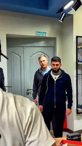 На остановке останови, да, брат. 😂