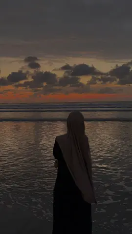 “Tidak ada yang lebih indah dari takdir Allah. Kadang yang kau tunggu tak datang, yang kau perjuangkan tak menjadi milikmu. Namun yakinlah, Allah tidak pernah salah menuliskan cerita. 🌿 Apa yang kau sukai, belum tentu baik bagimu. Dan apa yang kau benci, bisa jadi itulah jalan terbaik untukmu. Belajarlah merelakan, belajar berserah, karena Allah Maha Tahu segalanya. 📖 Allah berfirman: ‎وَعَسَىٰ أَنْ تَكْرَهُوا شَيْئًا وَهُوَ خَيْرٌ لَكُمْ ۖ وَعَسَىٰ أَنْ تُحِبُّوا شَيْئًا وَهُوَ شَرٌّ لَكُمْ ۗ وَاللَّهُ يَعْلَمُ وَأَنْتُمْ لَا تَعْلَمُونَ (QS. Al-Baqarah: 216) ✨ “Boleh jadi kamu membenci sesuatu, padahal ia amat baik bagimu. Dan boleh jadi (pula) kamu menyukai sesuatu, padahal ia amat buruk bagimu. Allah mengetahui, sedang kamu tidak mengetahui.” ⸻ #TakdirTerbaik #AllahMahaTahu #HidupUntukAllah #prasangkabaik #IkhlasDanRidha     