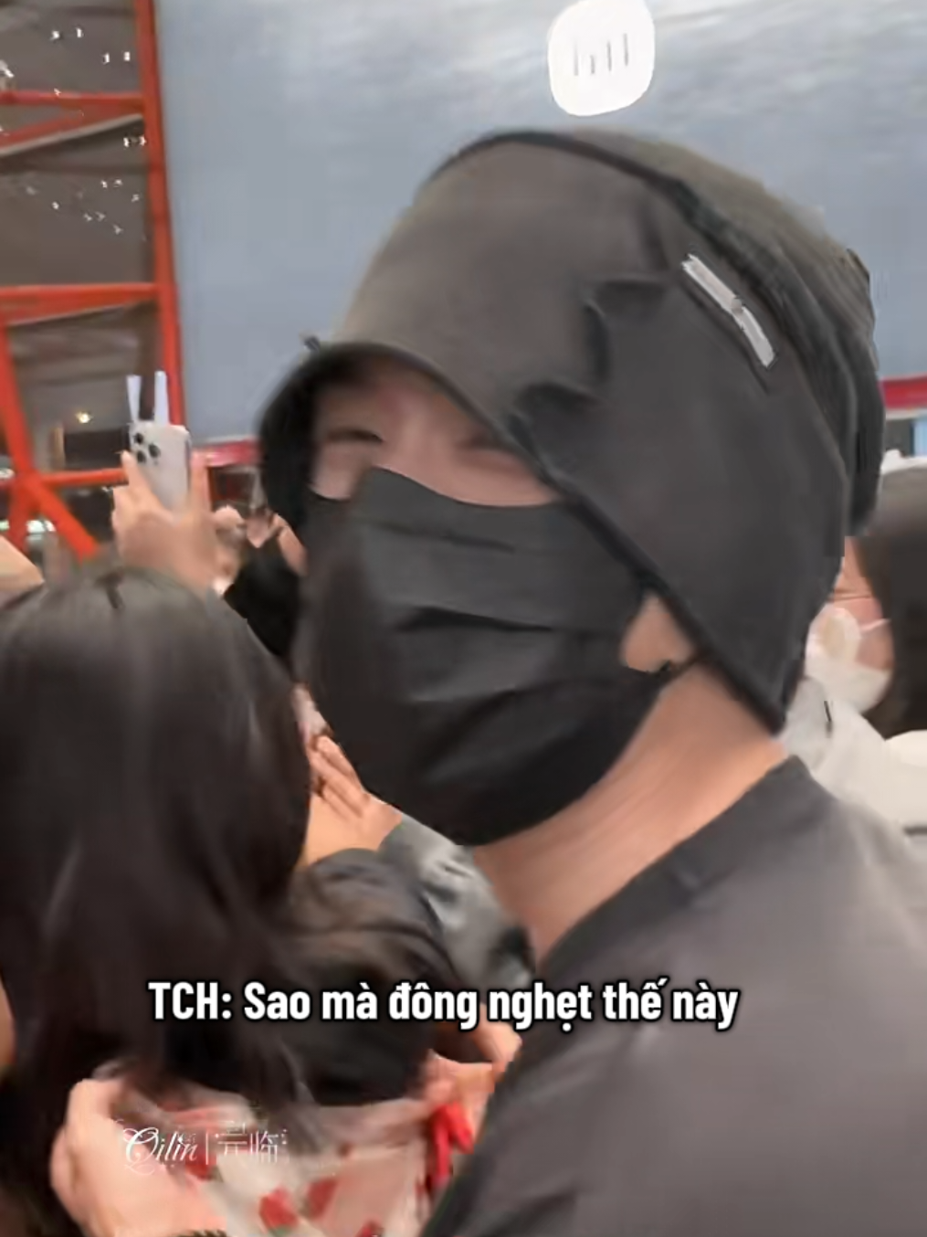 xem tới cuối để được thấy đặc sản ra sân bay của ẻm (được 2 chú bảo vệ kẹp nách dẫn đi) 🙏  #tuchanhien #xuzhenxuan 
