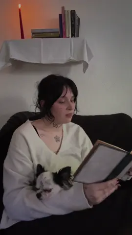 In der Dunkelheit treiben wir alle ein Stückchen – doch manchmal finden wir im Nebel ein Stückchen Licht, das uns verbindet. 🕷️ #DarkAcademia #MoodyVibes #SoftGoth #AltGirlVibes #BurtonVibes 