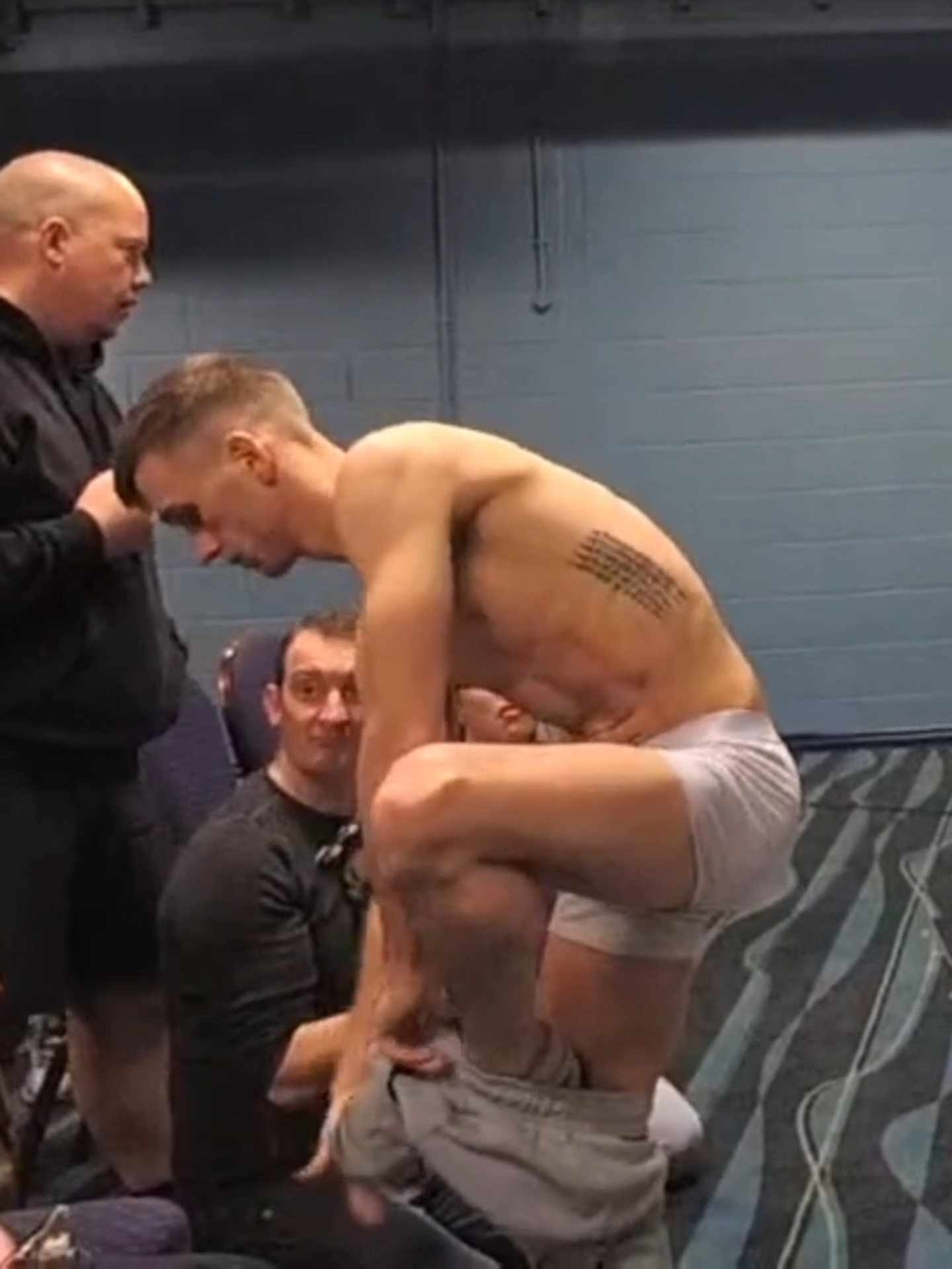 💪 Months of grinding. Countless hours in the gym. The sacrifice, the discipline, the early mornings, the late nights, it all comes down to this moment. Stepping on stage at weigh-ins isn’t just about the physique, it’s about proving that the work behind the scenes pays off. Every flex is a reminder that nothing is given, everything is earned. 🔥 This is more than just training, it’s dedication, focus, and the will to push past limits. Time to show the results. 👊 #workout #sports #fitness #mma #ufc #boxing