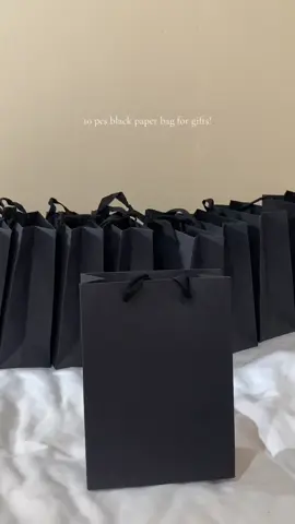 sobrang elegant tignan!🖤 available din in many colors, check the yellow basket! #paperbag #paperbagforgifts #gifts #blackpaperbag #paperbagcraft 