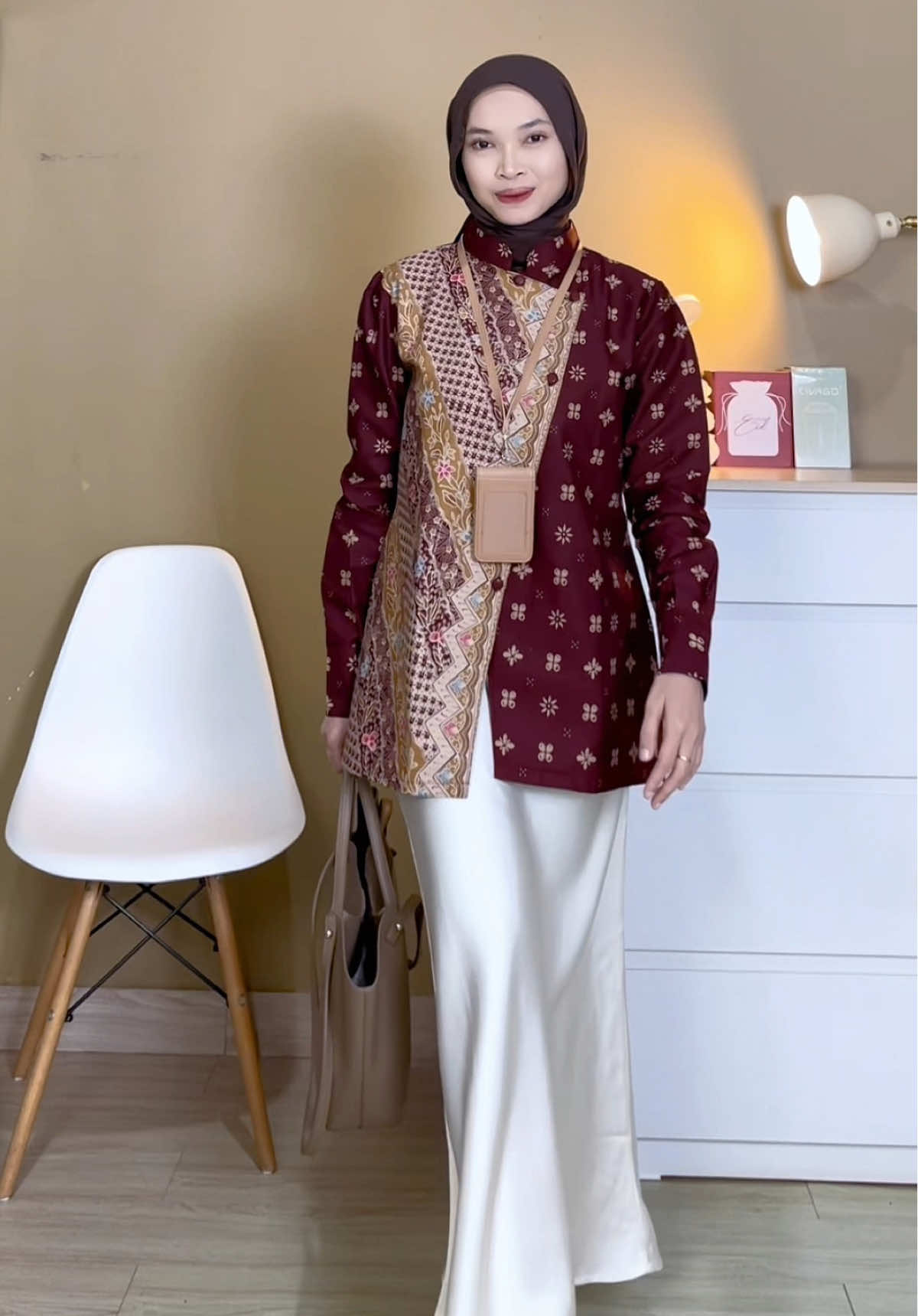 Misiii , mo ngajar duluu 😋 #outfitngantor #batik #bajubatikwanita #roksatin 