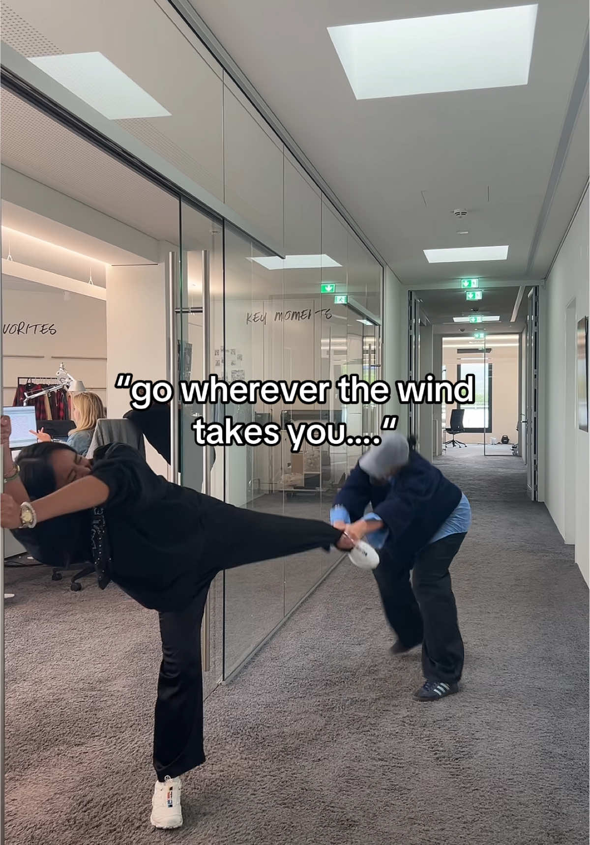 strong winds towards the coffee machine ☕️ #marketinggirlies #workmemes #workinginfashion #officehumor #coffeeaddict @hachihc @paulakindermn 