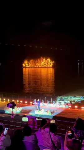 🔥เริ่มแล้ว เทศกาล #ไหลเรือไฟนครพนม #ไหลเรือไฟโลก เรือไฟโชว์ มหาวิทยาลัยนครพนม #ลานพญาศรีสัตตนาคราช #ริมฝั่งโขงนครพนม ✨ 📍บริการรถเช่าพร้อมคนขับ ขับปลอดภัย เที่ยวได้ทั่ว เส้นทางสายบุญ สายชิล ครบ! 🙏😇 อยากไปที่ไหน แค่บอกมา 🚘 เราพร้อมพาไป #เที่ยวสบาย ไม่ต้องขับเอง 🚗✨