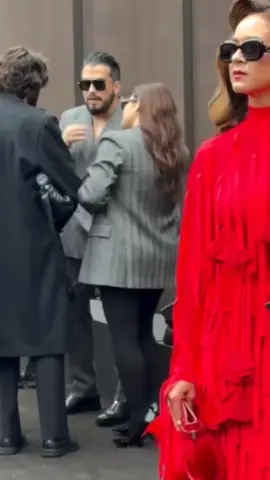 Maite Perroni esteve presente na manhã de hoje(27), no desfile de grife da FERRAGAMO, em Milão, na Itália 🇮🇹 #MaitePerroni 