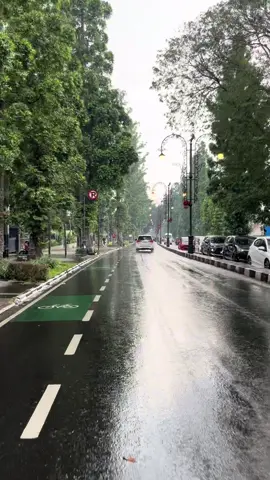 bandung ketika hujan 🌻 #bandung #dago #perunggu🥉 