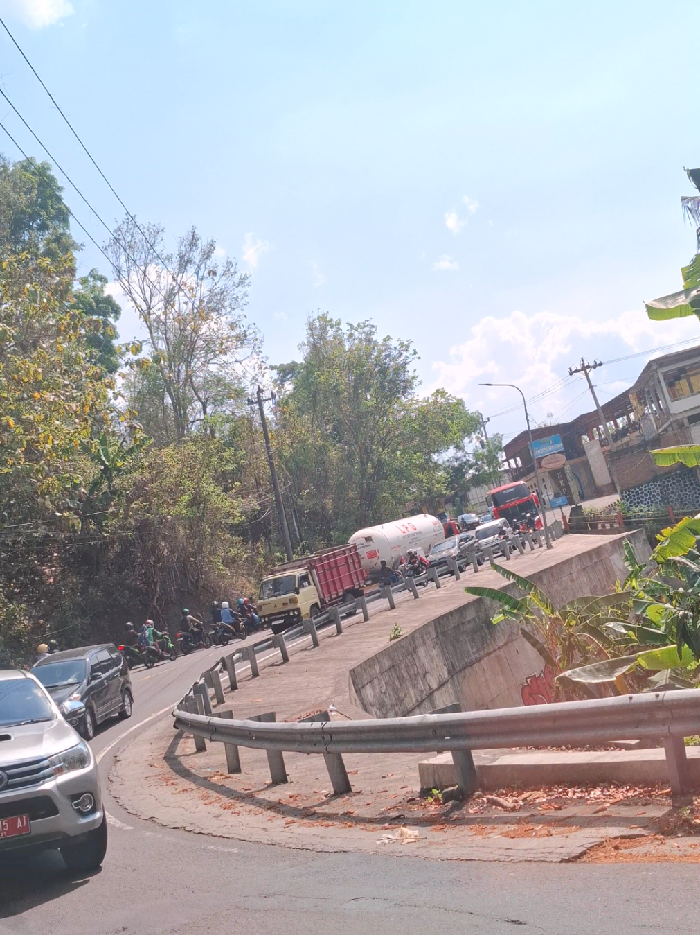 Percaya ngak ketika melewati jalan ini kita merasa biasa saja melihat keindahan jogja dibawahnya. Namun para pendatang akan meinkmatinya dan kagum. Begitu juga kita, yang nanti akan mendatangi disebuah kota lain akan menikmatinya perjalanan dan keindahannya, tapi bagi mereka biasa saja 😅 99% pasti gitu kan slurrr... #jalanindulu #jalanin_dulu #gunungkidul #jogja #erjalanan 