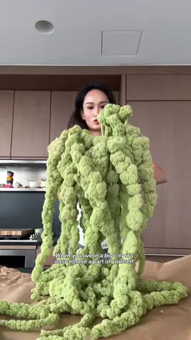 Flower talks: Losing yourself in a big city? In a city that moves too fast, flowers slow me down. Today’s arrangements is a mixed of amaranthus, blushing bride protea, and calla lilies. Which reminded me how easy it is to lose the little interactions that actually make a community. A smile at your barista, a thank-you card, a quick hello… they add up. Save this as a reminder not to rush past the small things.❤️ #flowerarrangements #nycflorist #wellnessroutine