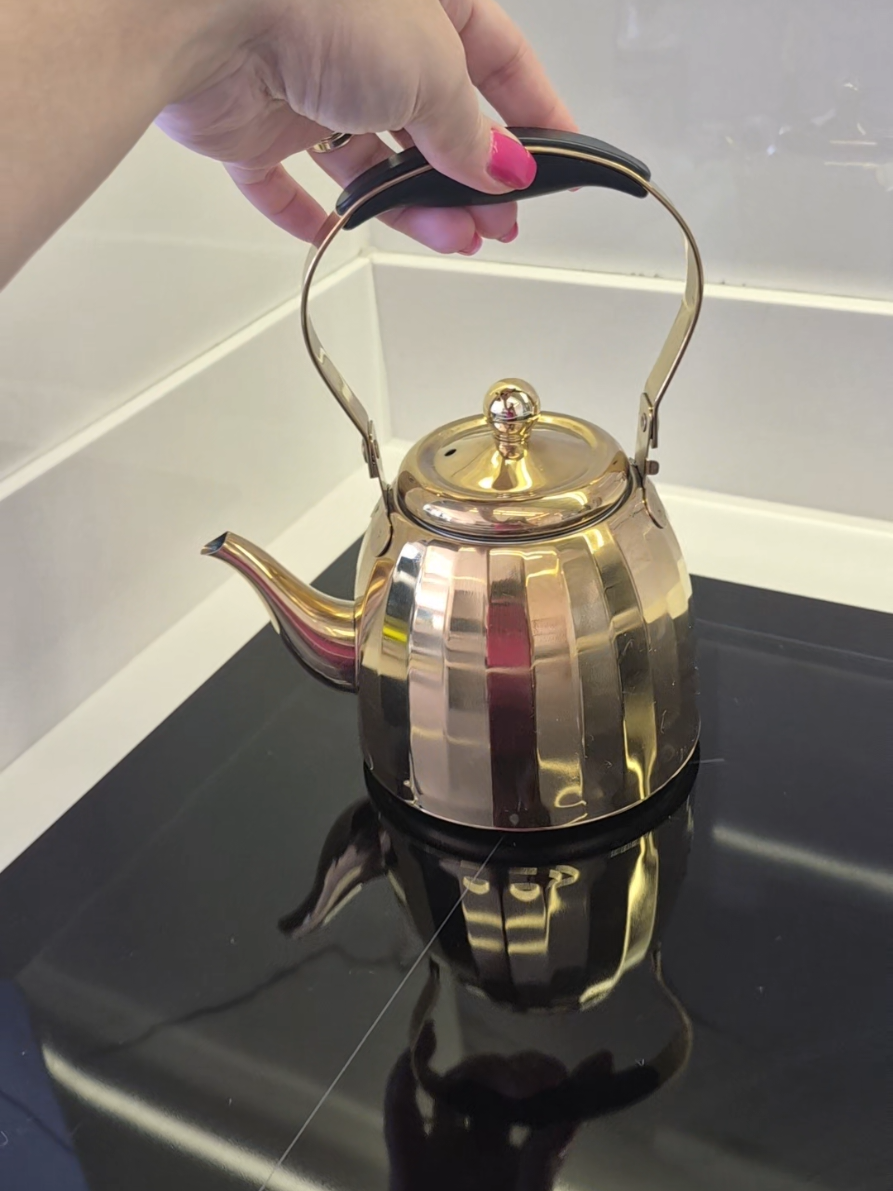 Chaleira dourada que une charme e praticidade ✨☕🍵 Ideal para preparar seu chá ou café com muito estilo, deixando sua cozinha ainda mais elegante! #Chaleira #CaféComEstilo #CháDaTarde #CozinhaCharmosa #CasaElegante    