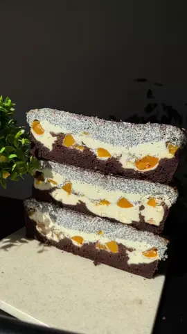 🥰Сирник з маком та персиками литому тісті,виходить високий,смачнююющий😋 Бачите які кадри для вас поробила на новенькому смартфоні,який придбала на сайті @kibernetiki.com.ua 📱  🔥🔥🔥За моїм промокодом “diali” при замовленні будь-якого смартфону Сяомі безкоштовна доставка 🚚 НП до кінця жовтня👌🏻 Доставляють швидко та якісно🖤 ✅Для тіста нам потрібно: •яйця 3шт. •цукор 80г. •сметана 150 г. •борошно 140 г. •розпушувач 1,5ч.л. •какао 70 г. Яйця збиваємо з цукром,потім додаємо сметану і також збиваємо. Просіюємо борошно,розпушувач та какао. Все перемішуємо міксером. ✅Макова маса: •мак 150 г. •цукор 100 г. •молоко 150 мл. Мак заливаємо киплячим молоком,додаємо трішки цукру і залишаємо(потім можемо пробити ще додатково блендером). ✅Сирна маса: •сир кисломолочний 1,5 кг. •яйця 4 шт. •цукор 150 г. •ваніль •молоко 80 мл+крохмаль 70 г.або ванільний пудинг •персики 6 шт. Збиваємо все блендером,окремо розводимо у молоці крохмаль і також вливаємо до сиру. Ділимо на дві частини,до однієї додаємо мак. Потім викладаємо спершу тісто,сирну масу з персиками та сирну масу із маком. Випікаємо при 170 градусах 50-60 хв(серединка буде похитуватись). Охолоджуємо і смакуємо✨ #сирник #пляцок #випічка #сир #пляцки 