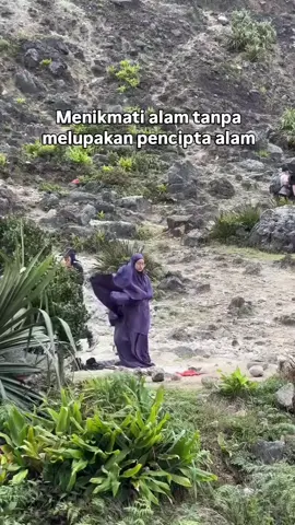 Menikmati alam tanpa melupakan pencipta alam  . Vt by @raniiihrp_ .  Follow & Tag  @mountjabar #mountjabar #gunungsibayak #pendakiindonesia #pendakicantik #infopendaki 