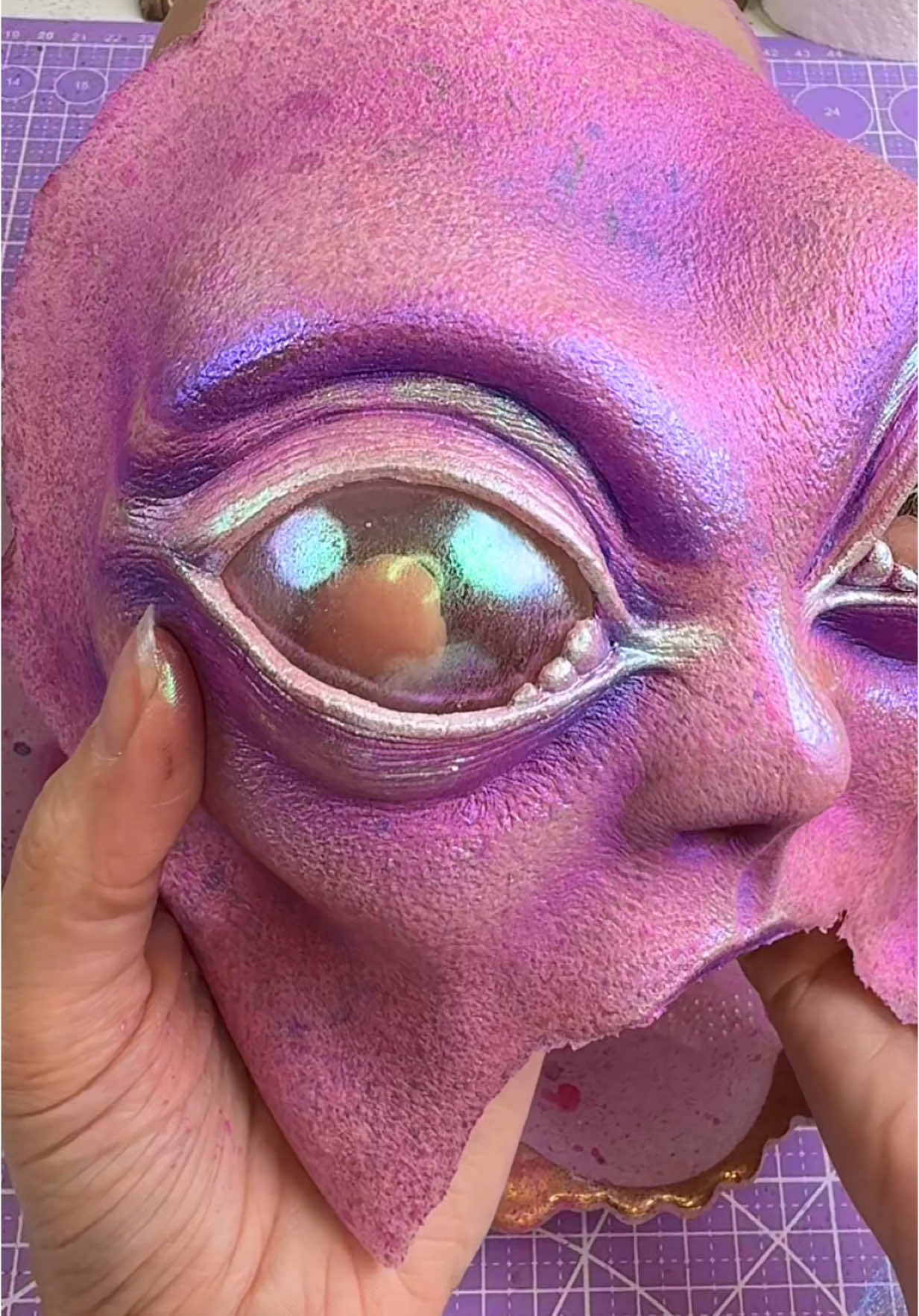 Beginner friendly SFX mask painting is on my SFX Course 👽 Sign up to the Wait List as it’s filling up fast 🛸 Link in Bio 🛸 #foryoupage❤️❤️ #halloweenmakeup #spookyseason #foru #sfxmakeup #prosthetics #alienmakeup #alien 