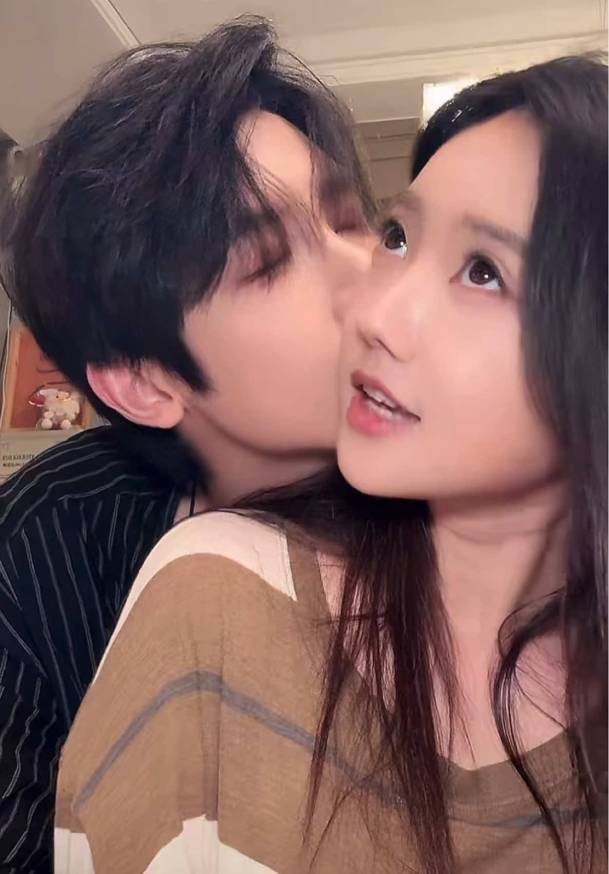 Chắc là livestream trước hôn lễ rồi đó. Từ nay đến lễ cứoi là không có livestream được nữa ròi đó. Lễ cưới sẽ livestream 2 lần. Một lần sáng sớm và 1 lần tiệc cưới chính nha. Mong chờ ghê. Giờ tui đi ngủ mai tui sub livestream cho mà xem nha!!! #chunhatvibachhandi #朱一未白昕怡 #zhuyiweibaixinyi #fakesituation 